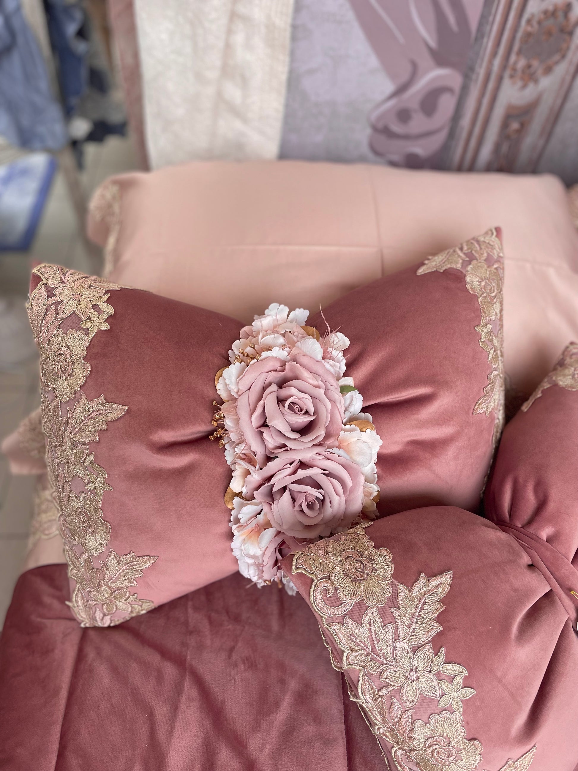 Cuscino decorativo Seamless pattern con dolci fiocchi rosa su sfondo bianco  